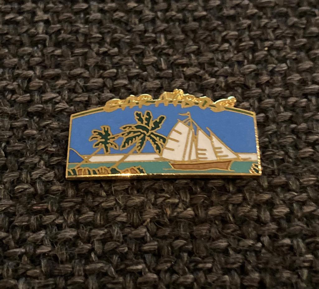 PIN - CARAÏBOS - VOILIER - PALMIER - ZEILBOOT - PALMBOOM, Envoi, Utilisé, Autres sujets/thèmes, Insigne ou Pin's