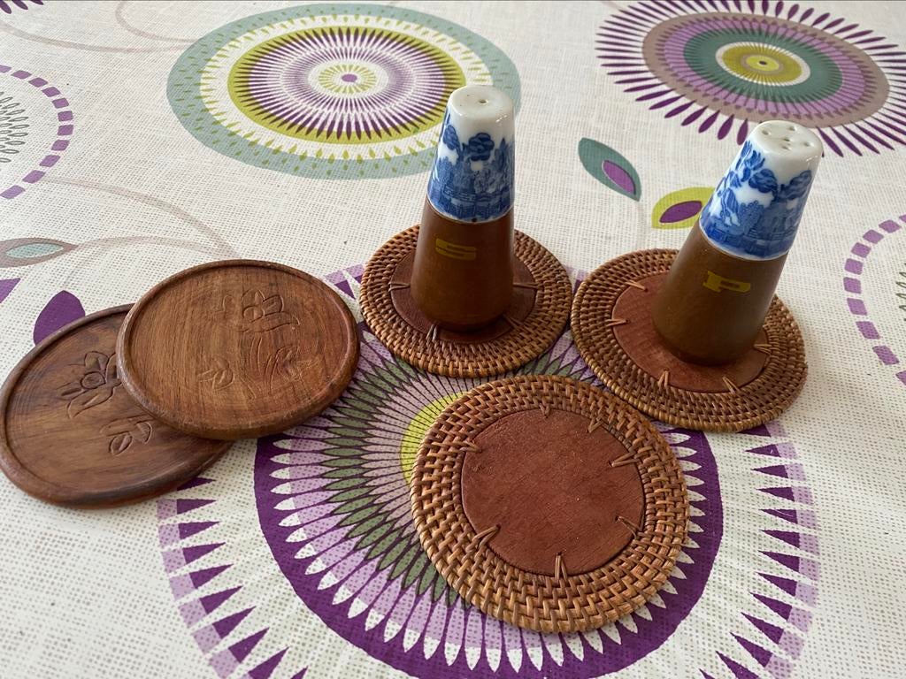 Saliére + poivrier + sous verres  vintage, Antiquités & Art, Enlèvement ou Envoi