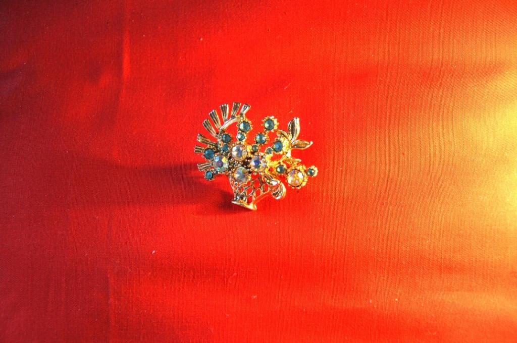 §  broche panier mille feux (34), Enlèvement ou Envoi, Utilisé, Autres matériaux, Avec strass