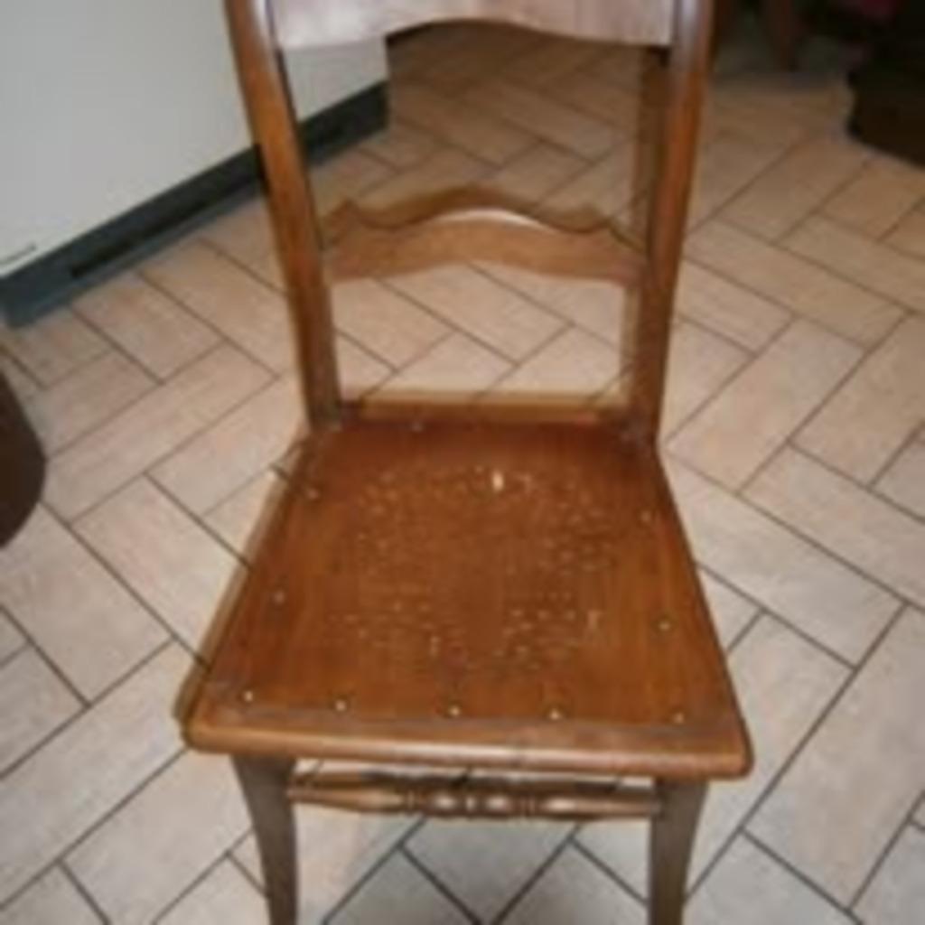 Houten stoel in oude stijl met zitting met noppen., Antiek en Kunst, Ophalen
