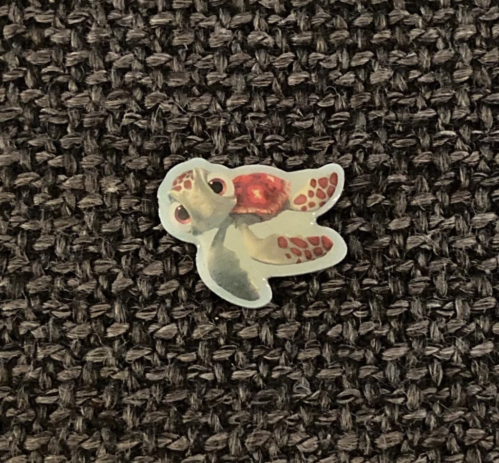PIN - DISNEY - PIXAR - FINDING NEMO - SQUIRT, Verzamelen, Verzenden, Zo goed als nieuw, Figuurtje, Speldje of Pin