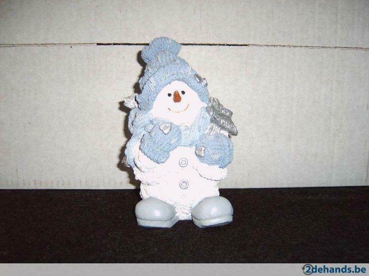 sneeuwman beeldje met '  merry  christmas  ' erop