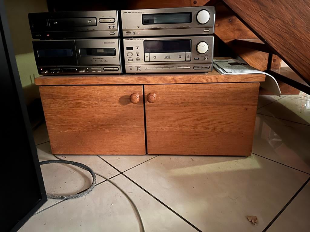 Petit meuble armoire bas en chêne massif, Antiek en Kunst, Antiek | Tv's en Audio, Ophalen