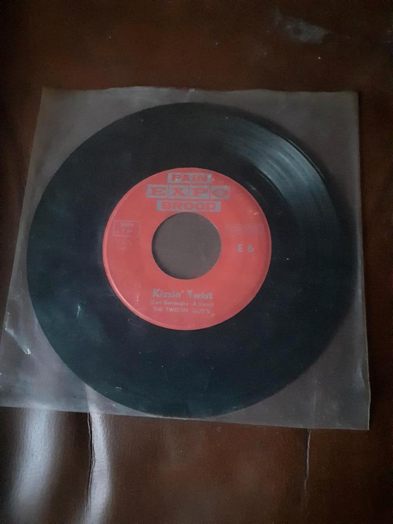 45T Twistin' Guy's : Kissin" twist / Paloma twist (Belpop), Enlèvement ou Envoi