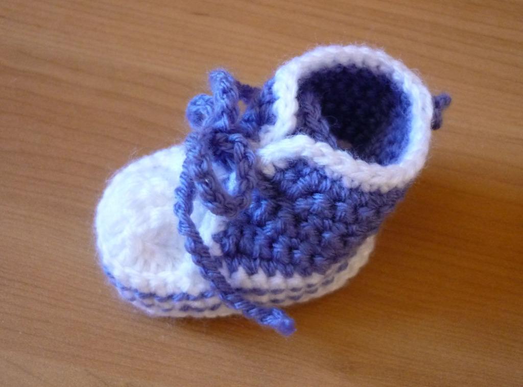 Gratis Wit-blauw gehaakt babysokje, Hobby en Vrije tijd, Ophalen of Verzenden, Blauw