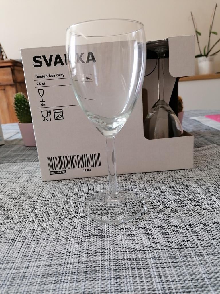 12 verres à pied, Enlèvement, Neuf