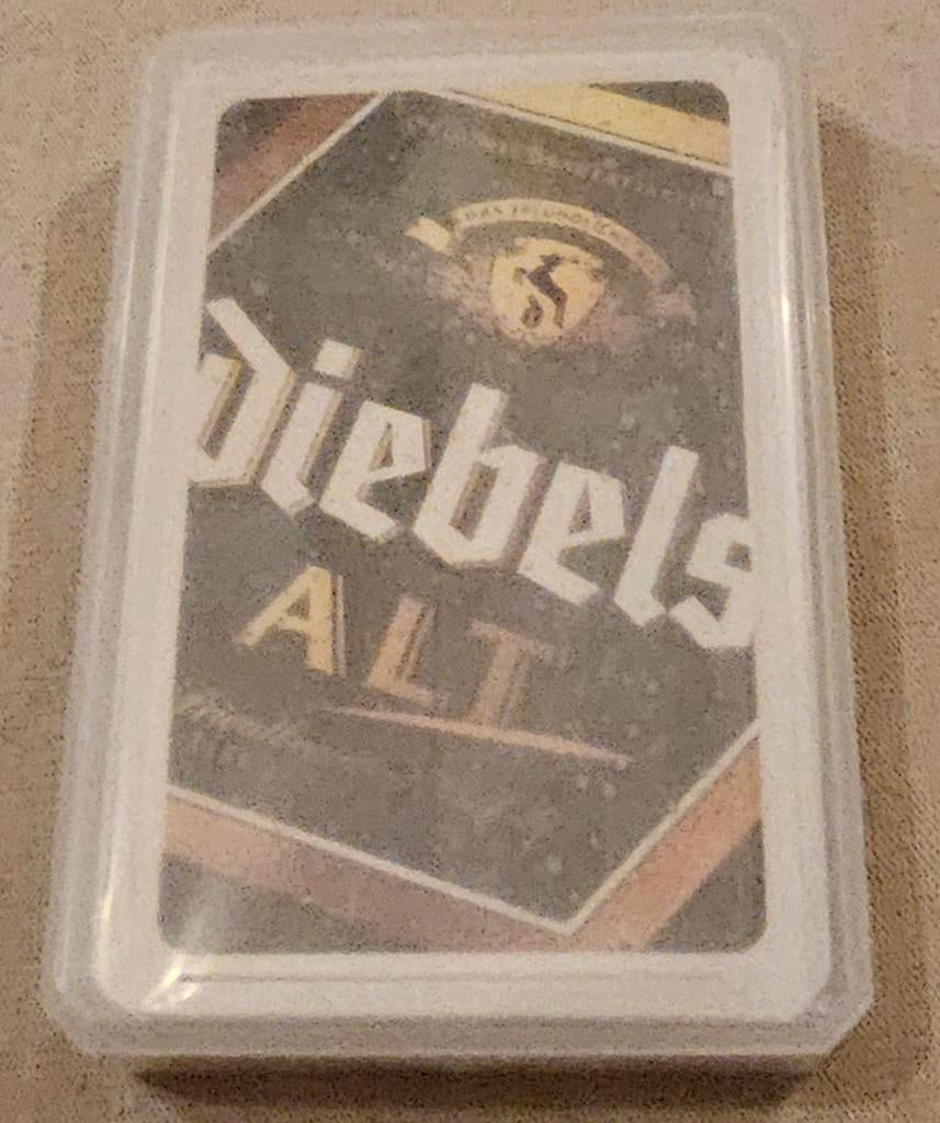 Cartes à jouer Diebels Alt dans une boîte NEUVE
L'image, Collections, Cartes à jouer, Jokers & Jeux des sept familles, Carte(s) à jouer