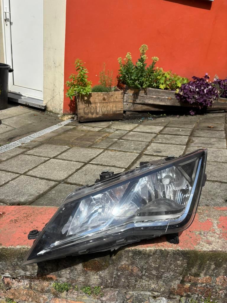 Phare gauche HALOGENE LED SEAT LEON chassis 5E1 ph.2 très, Enlèvement ou Envoi, Utilisé, Seat