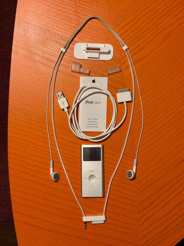 iPod nano 2e generatie (2 GB) met headphone lanyard en dock, Gebruikt, Ophalen of Verzenden, Nano, Zilver