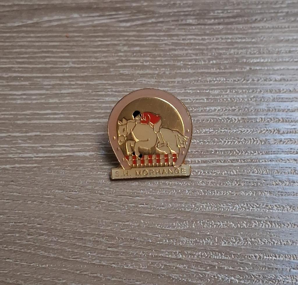 PIN - S.H. MORHANGE - JUMPING - PAARDENSPORT - CHEVAL, Envoi, Utilisé, Sport, Insigne ou Pin's
