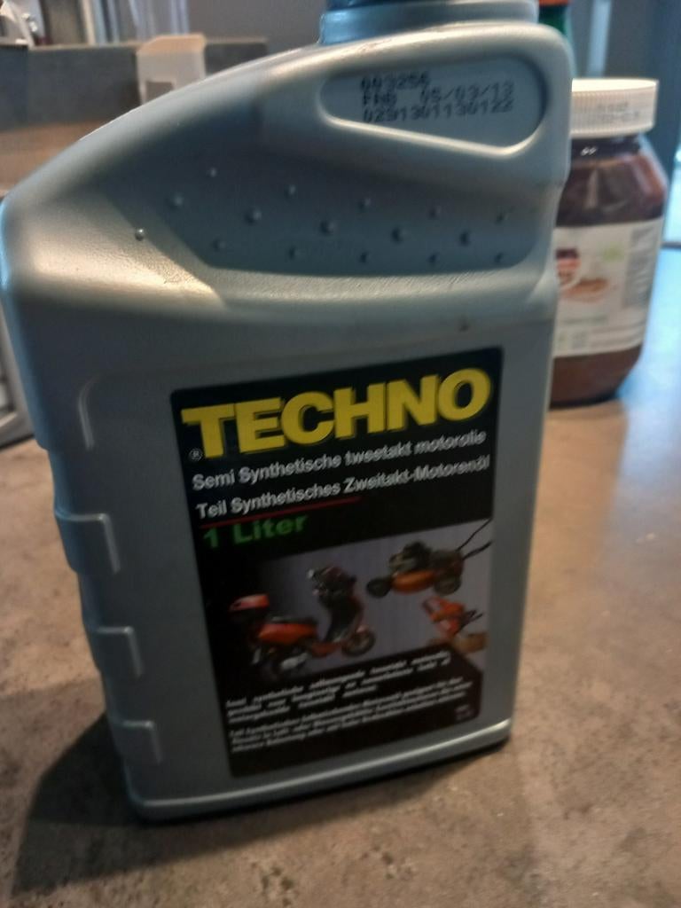 Huile synthétique pour 2 temps,  total de 1 750 litres., Enlèvement ou Envoi