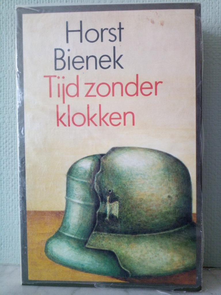 Tijd zonder klokken - Horst Bienek, Ophalen of Verzenden, Zo goed als nieuw, Nederland, Horst Bienek