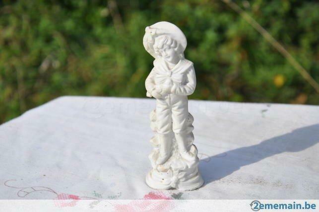 statuette en biscuit blanc garconnet au pigeon