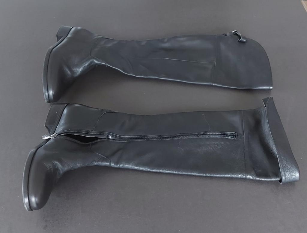 bottes en cuir noir hautes Benoîte C. t 35, Vêtements | Femmes, Benoite c, Comme neuf, Enlèvement, Bottes hautes