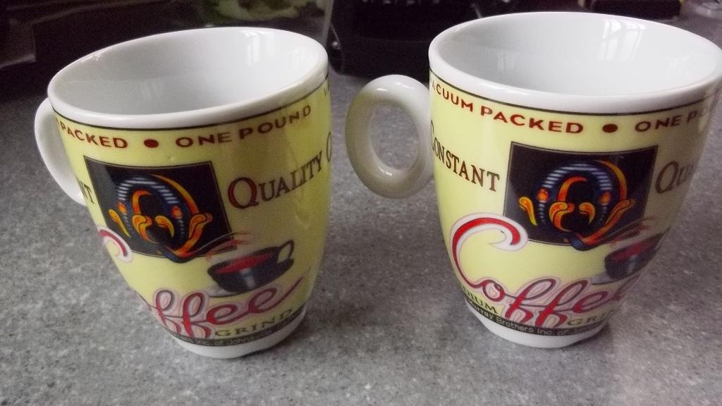 2 tasses à expresso amusantes, Maison & Meubles, Cuisine | Vaisselle, Neuf, Tasse(s) et/ou soucoupe(s), Porcelaine, Enlèvement ou Envoi