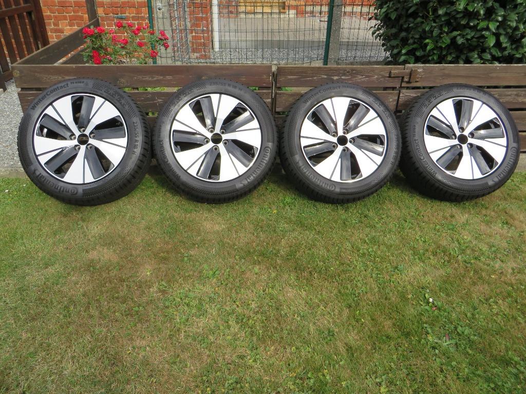 Originele Volvo velgen XC 40, met nieuwe winterbanden, Auto-onderdelen, Banden en Velgen, Velg(en), Winterbanden, 18 inch, 235 mm