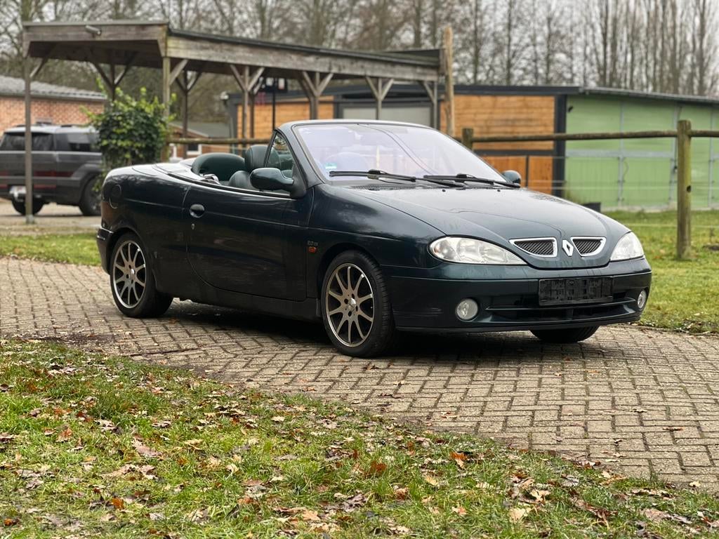 Renault Megane 2.0 Liter Cabrio Airco Leder 1000€, 4 zetels, Cabriolet, Leder, Handgeschakeld