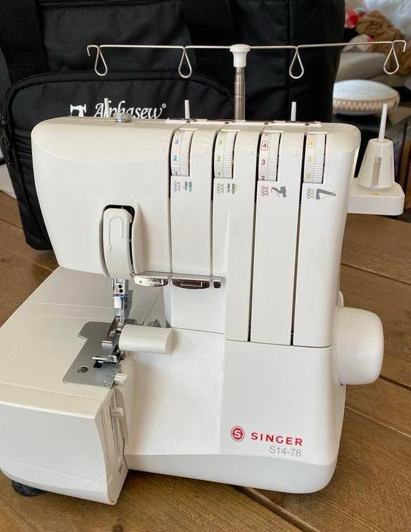 Singer overlockmachine, Ophalen, Zo goed als nieuw, Lockmachine, Singer