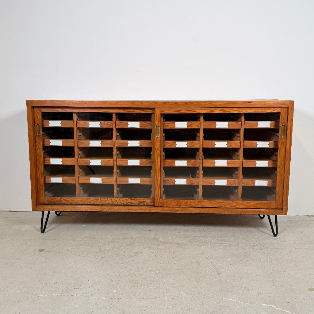 Vintage Duitse Sorteerkast met 24 Lades – Massief Grenen, Met lade(s), Grenenhout, 150 tot 200 cm, Ophalen of Verzenden