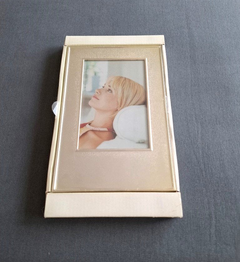 Nieuwe Vintage Foto Kader in Zachte Goudkleur  22cm x 14cm, Standaard fotolijst, Ophalen of Verzenden, Goud, Kunststof
