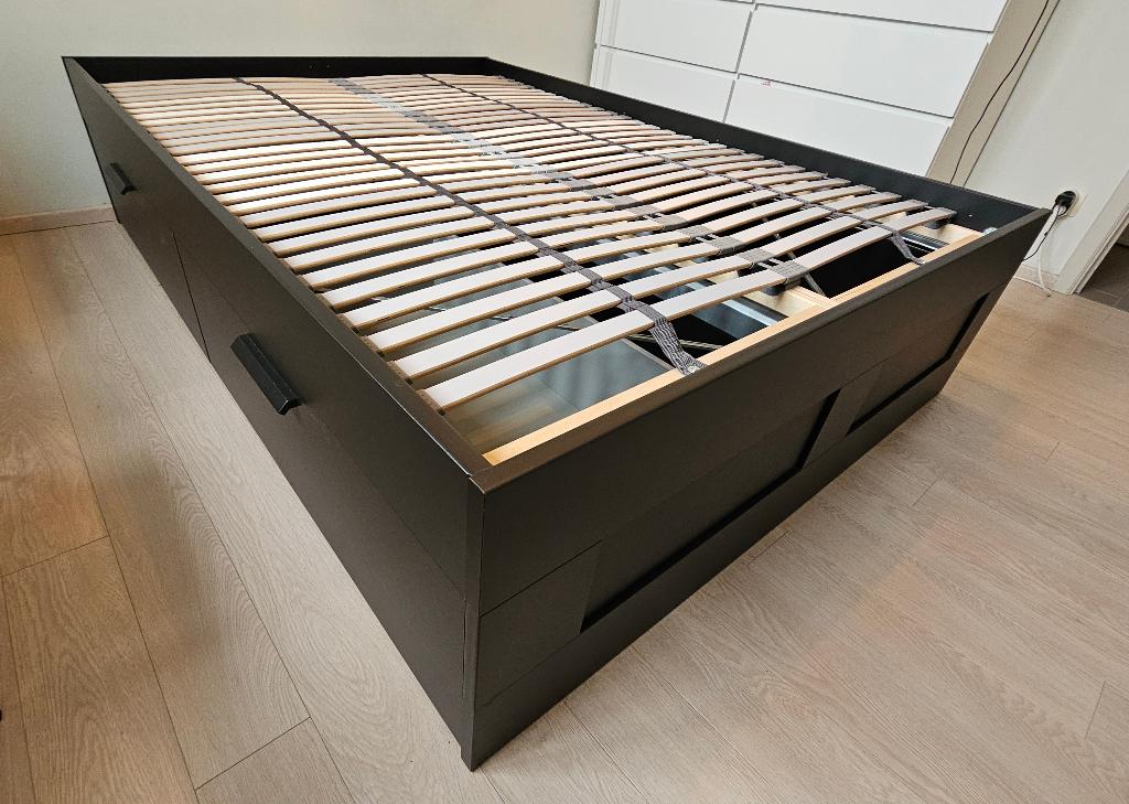 IKEA BRIMNES bed met lades zwart 140cm inclusief lattenbodem, Huis en Inrichting, Slaapkamer | Bedden, Ophalen, Verstelbaar, Zwart