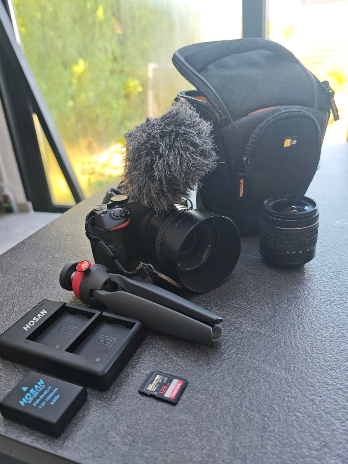 Nikon D5600 + 50mm f1.8 + 18-55mm + kit vidéo/vlog., TV, Hi-fi & Vidéo, Appareils photo numériques, Enlèvement, Batterie, Nikon