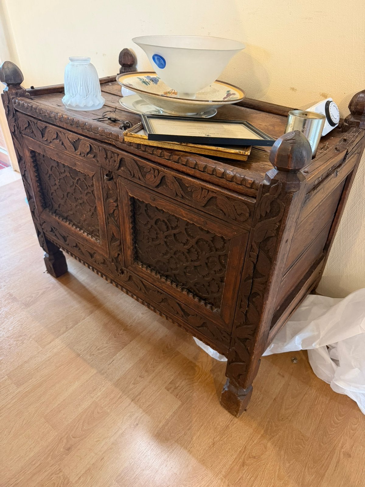 Antieke oosterse  Chip Carved Coffer koffer, Antiek en Kunst, Antiek | Meubels | Kasten, Ophalen