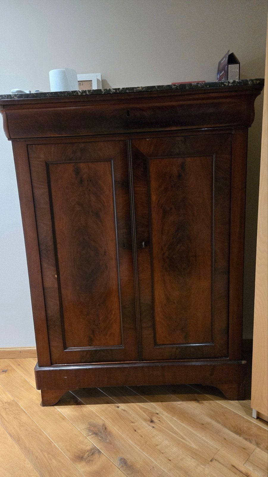 Commode en noyer et marbre, Enlèvement