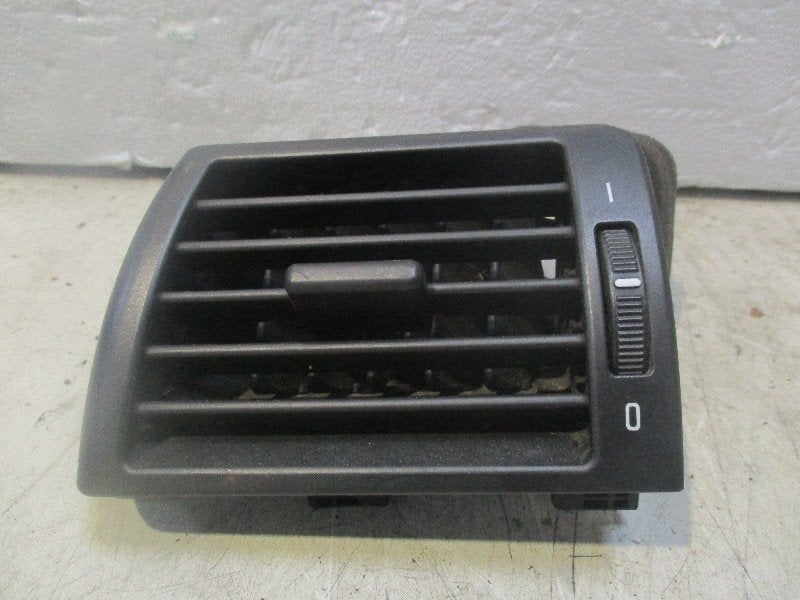 AERATEUR TABLEAU DE BORD GAUCHE BMW 3 serie (E46 / 2), Utilisé, BMW, Petuelring 130
80809  München, DE, Bayerische Motoren Werke AG