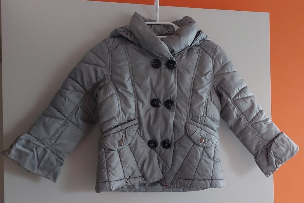 grijze gewatteerde jas met kap / winterjas - 128, Meisje, Ophalen of Verzenden, Zo goed als nieuw, Jas