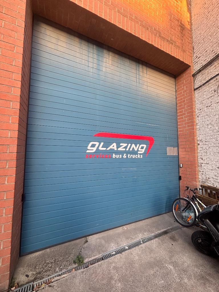 Entrepôt 352m2 + mezzanine 100m2 à louer (Gilly centre), Immo, Charleroi