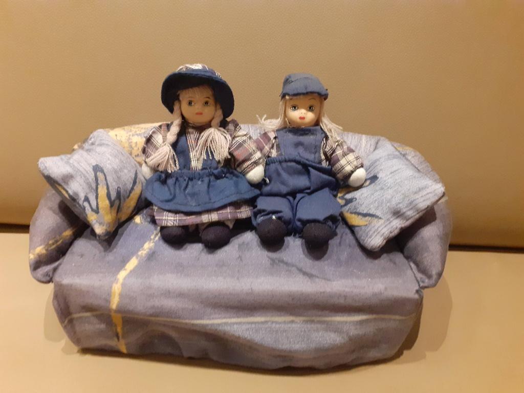 2 mooie kleine stenen popjes op sofa, Verzamelen, Ophalen, Pop