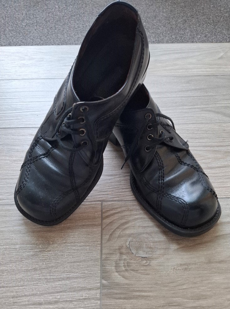 Kwalitatieve Zwarte Lederen Schoenen met Sierstiksels 44/45, Kleding | Heren, Oderwald, Zwart, Ophalen of Verzenden, Zo goed als nieuw
