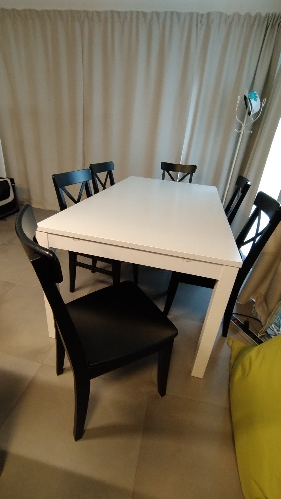 Table blanche ikea 175/217/259x95cm & 6 chaises ROSENTORP, Enlèvement