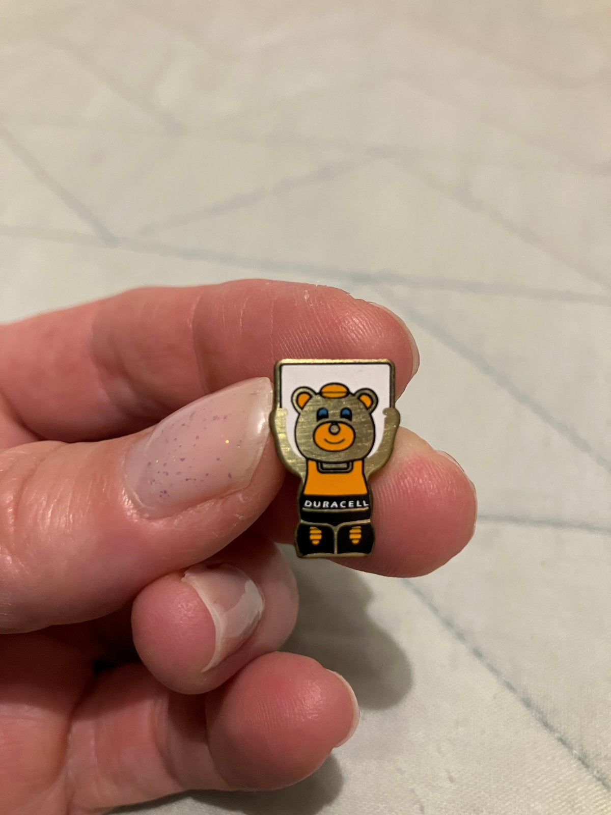 Pin Duracell beertje (meer dan 25 jaar oud), Verzamelen, Speldjes, Pins en Buttons, Ophalen of Verzenden, Zo goed als nieuw