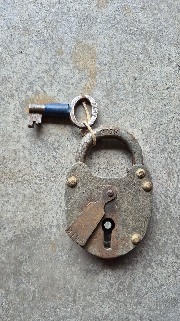 Klassiek hangslot, Doe-het-zelf en Bouw, Hang- en Sluitwerk, Ophalen of Verzenden, Gebruikt, IJzer, Slot