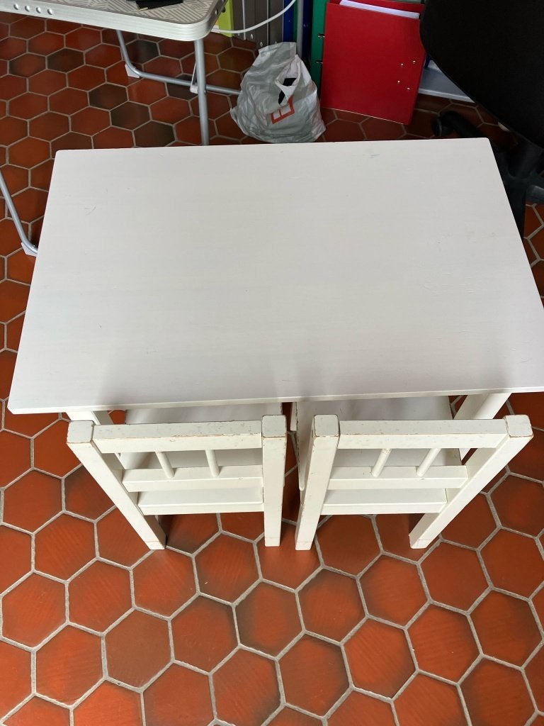 Petite table ikea enfant avec deux chaises, Maison & Meubles, Tables | Tables d'appoint, Utilisé, Rectangulaire, 45 à 60 cm, 55 à 75 cm