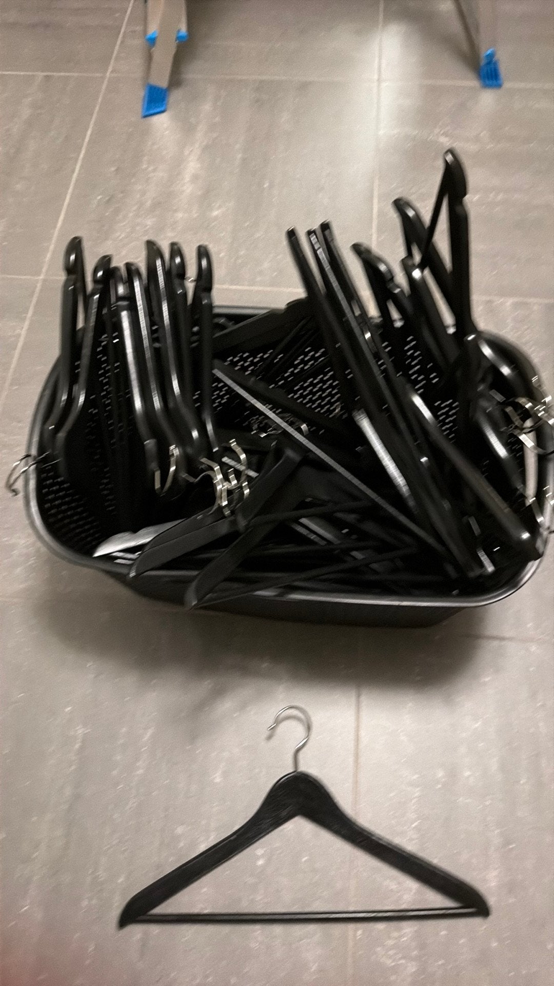 Bak met 35+ zwarte ikea houten kapstokken - 3770 - afhaal, Ophalen, Zo goed als nieuw