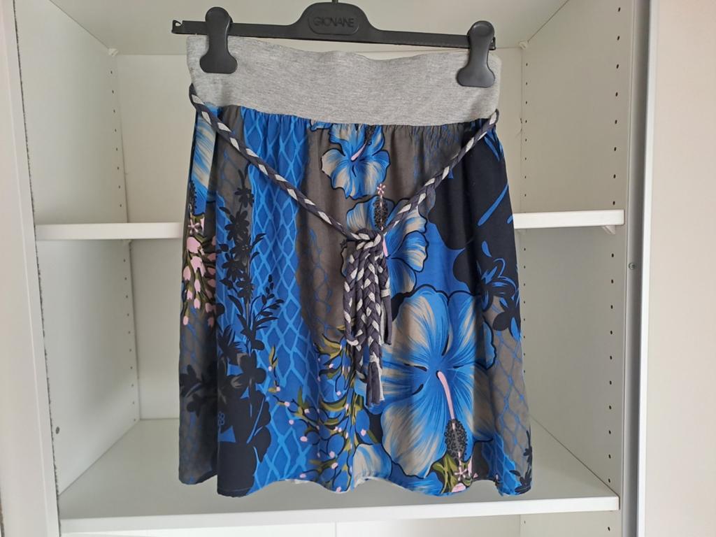 Mt M Blauw, grijze rok met bloemen, Kleding | Dames, Maat 38/40 (M), Blauw, Ophalen of Verzenden, Zo goed als nieuw