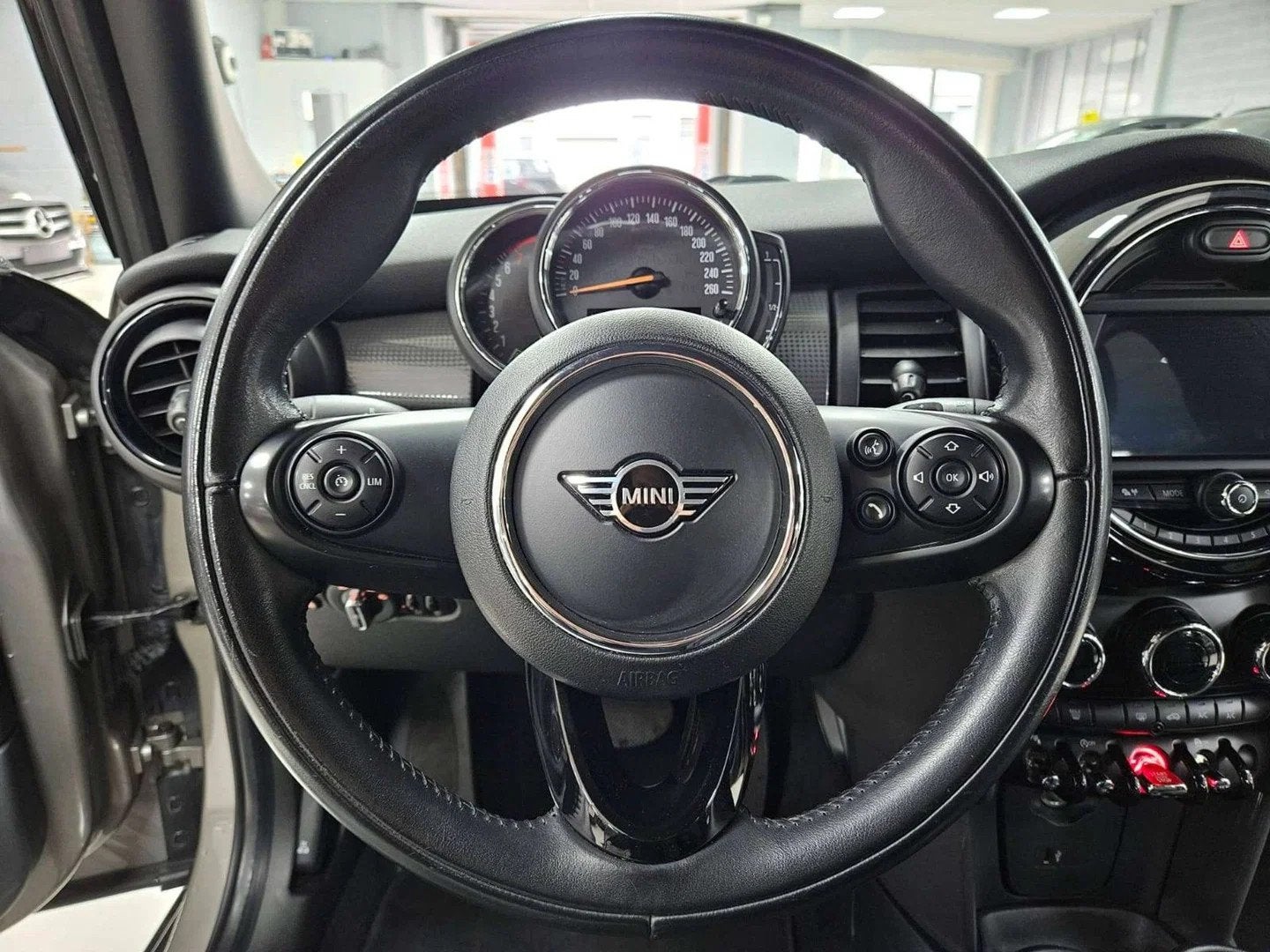 MINI Cooper 1.5i Boîte Automatique Sensors Cruise Gps Bluet, Auto's, Gebruikt, 136 pk, Bedrijf, 5 deurs