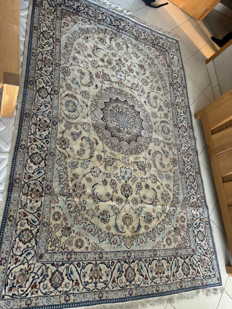 Tapis Persan, Enlèvement, Signé