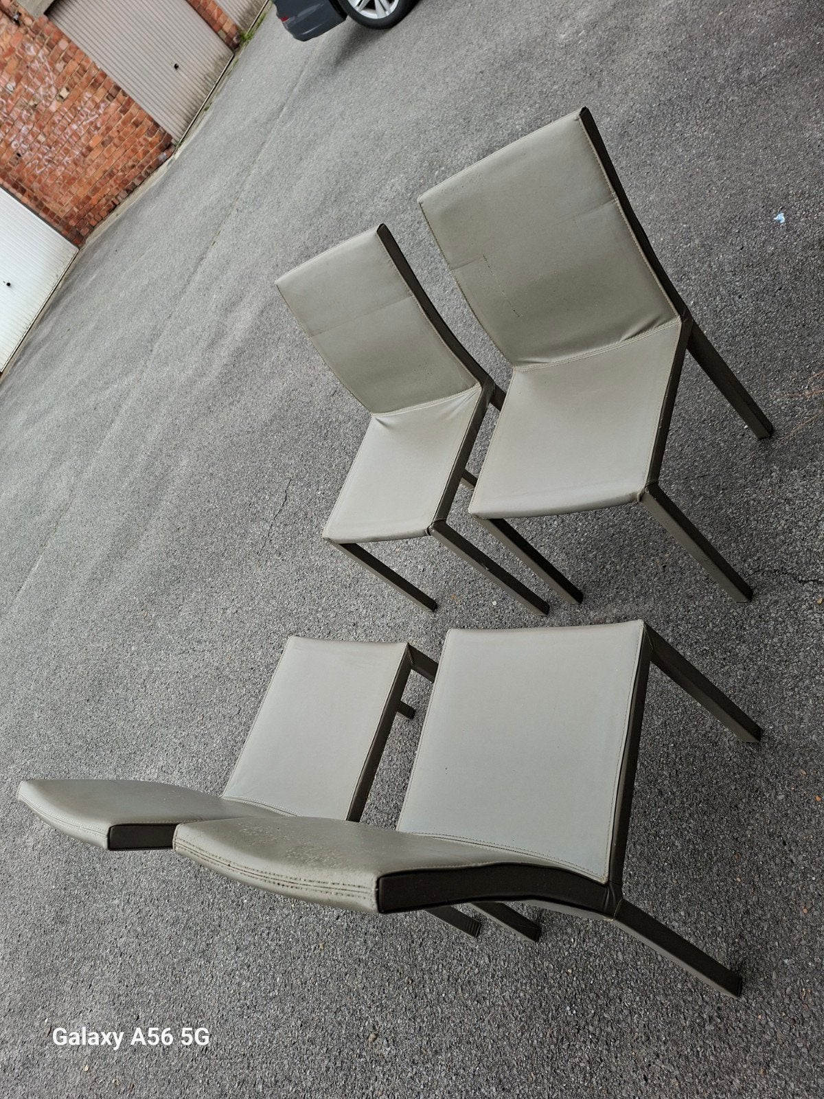 Gratis eet stoelen, Ophalen