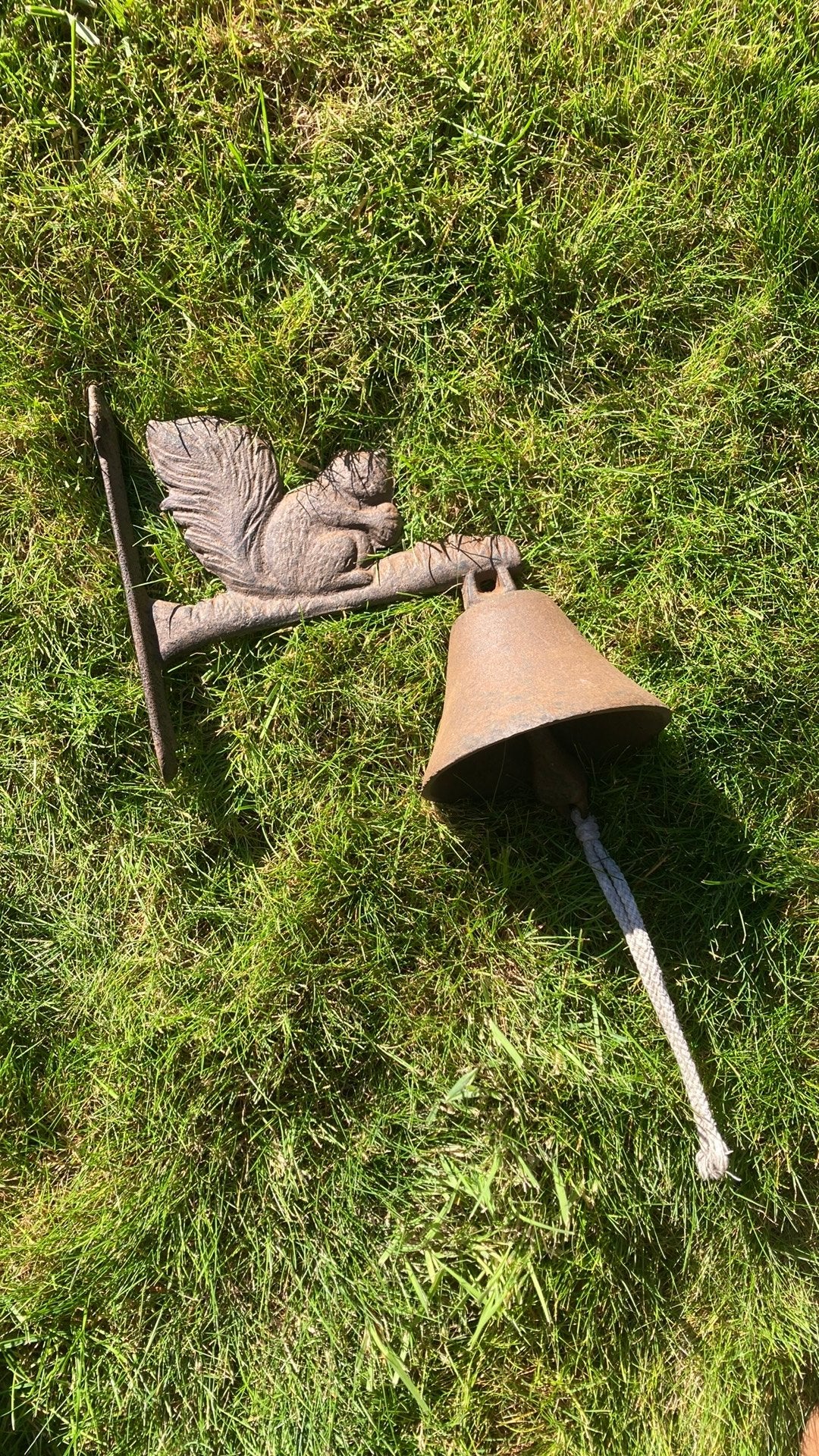 gietijzeren deurbel met de eekhoorn van Esschert Design, Ophalen