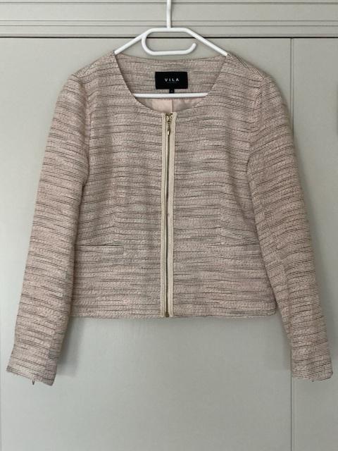 Heel mooi kort jasje VILA clothes. Medium. Zeer goede staat, Maat 38/40 (M), Beige, Ophalen of Verzenden, Zo goed als nieuw