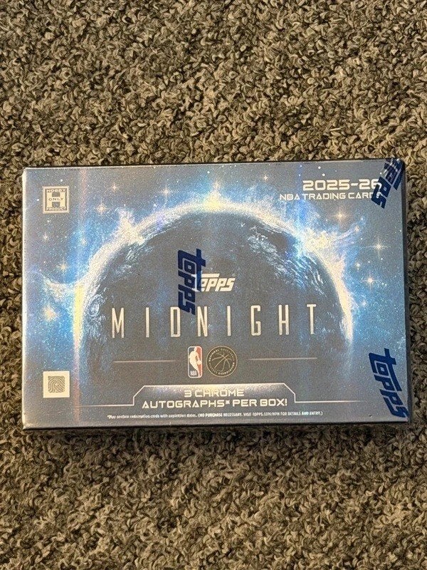 2025/26 Topps Midnight Basketball Hobby Box, Hobby en Vrije tijd, Ophalen of Verzenden, Nieuw, Boosterbox, Foil