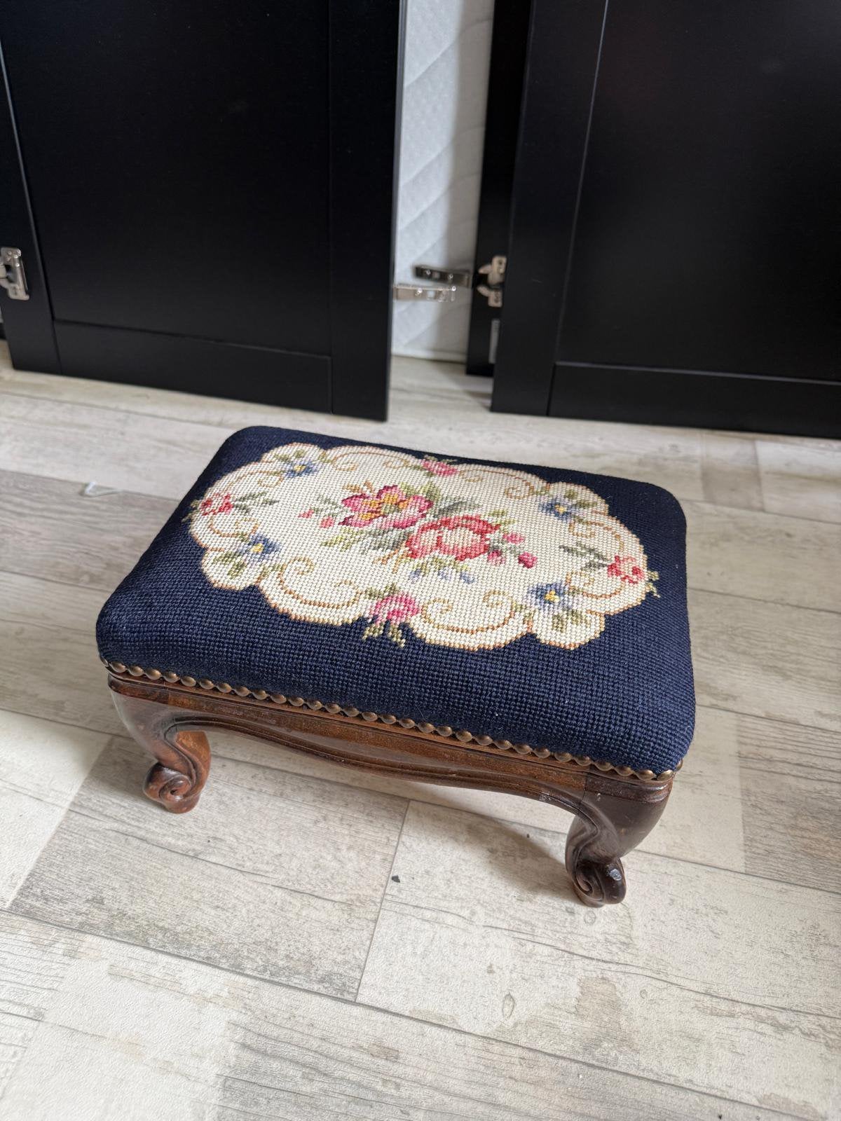 antieke of vintage houten voetenbank met naaldwerkkunst, Maison & Meubles, Enlèvement ou Envoi, Comme neuf, Bois