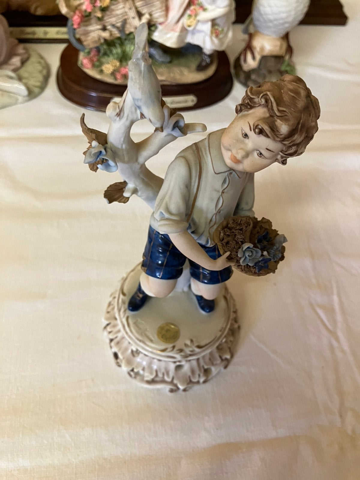 Vintage Vier Tasca Capodimonte beeldje jongen blauwe broek, Antiek en Kunst, Ophalen