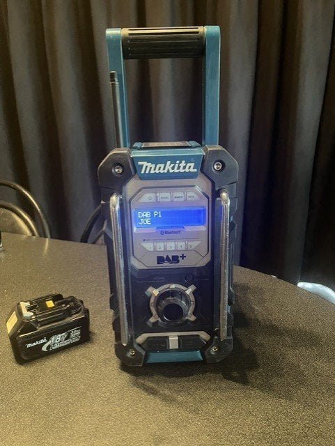 MAKITA RADIO DMR 112+BATTERIJ 18volt,,,3.0ah (zgan), Ophalen, Zo goed als nieuw