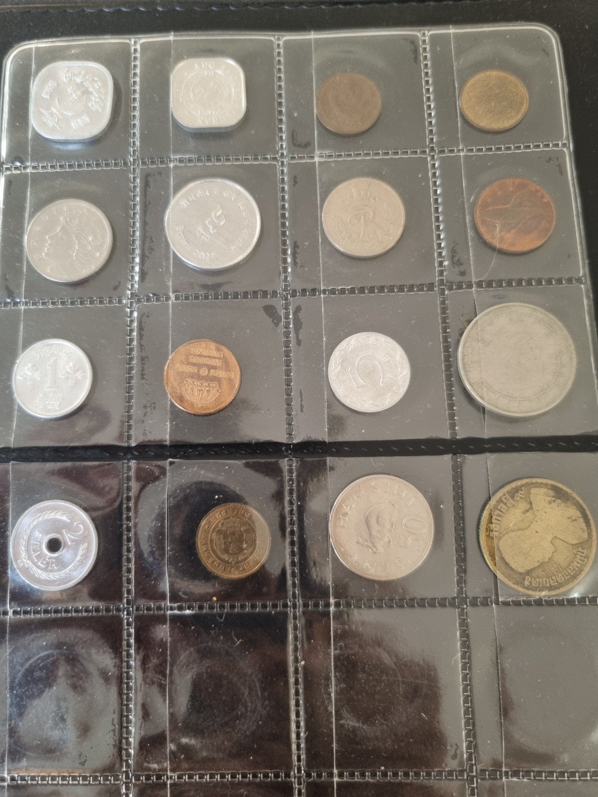 Muntverzameling in 2 albums – 37 wereldmunten (Exotisch &Top, Ophalen of Verzenden