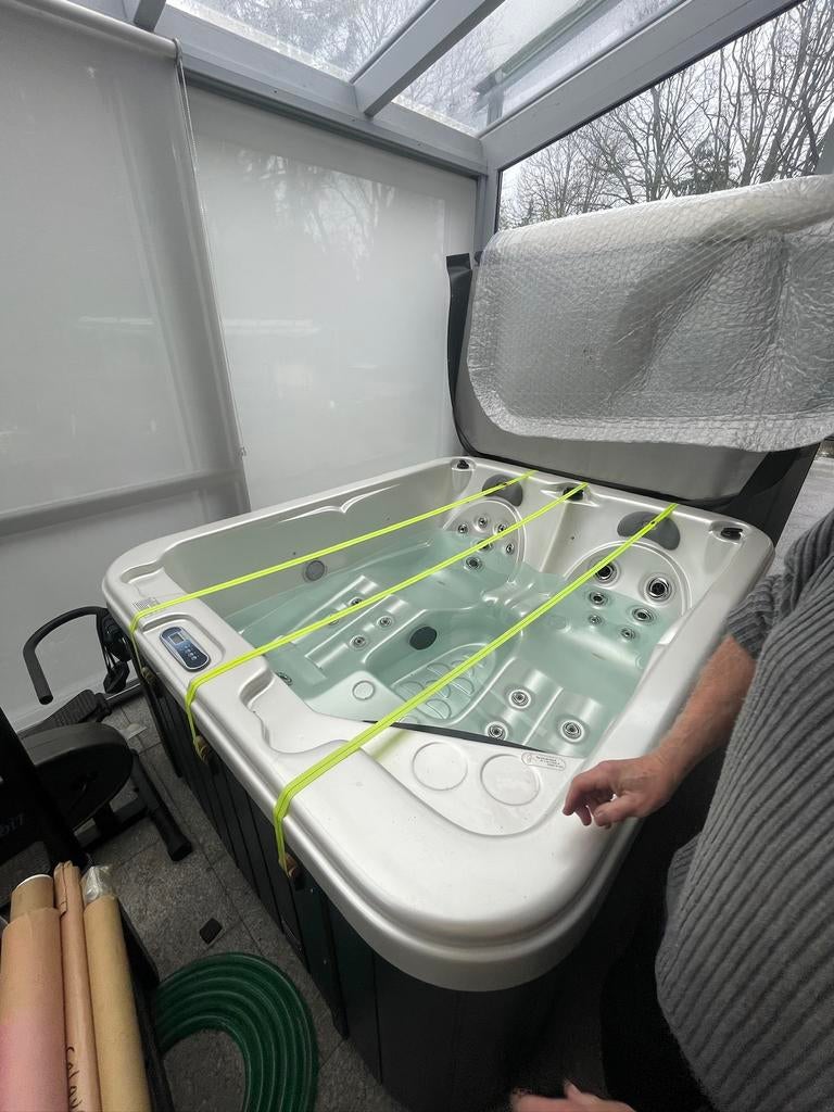 Jacuzzi met afdekzeil, Tuin en Terras, Bubbelbaden en Hottubs, Ophalen, Gebruikt, Trap, Vast